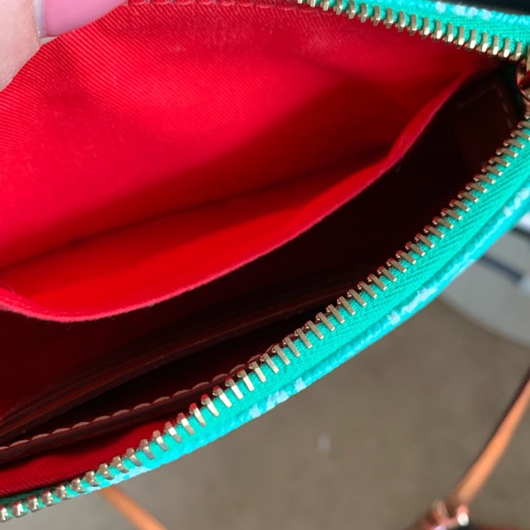 Dooney and Bourke cross body bag. - Picture 7 of 9